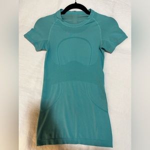 Lululemon Athletica, Swiftly Tech Short Sleeve Shirt 2.0. Turquoise, Size 4.